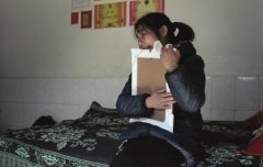 农民工讨薪时挡在老板车前 被